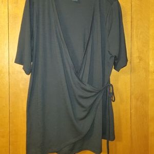 Wrap front black torrid top sz 1